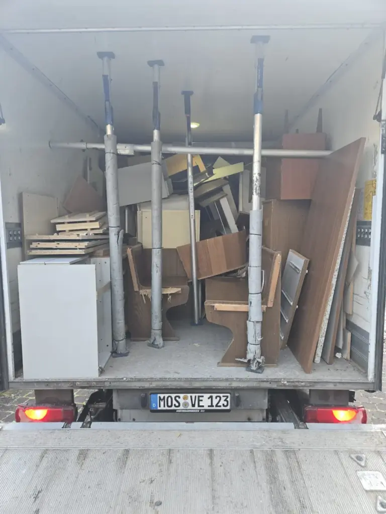 Unserer Fahrzeug voll mit Spermuell und innendrin gesichert