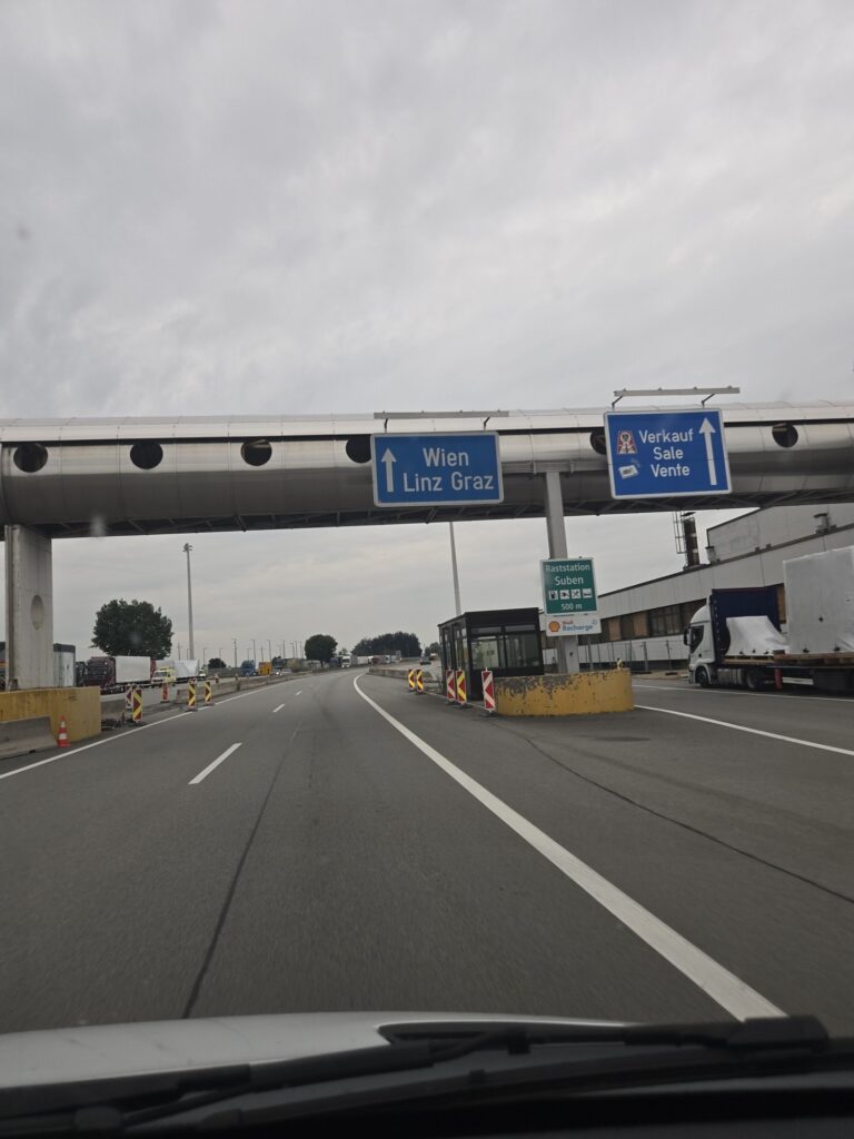 Autobahnwegweiser Richtung Wien, Linz und Graz während der Umzugsfahrt