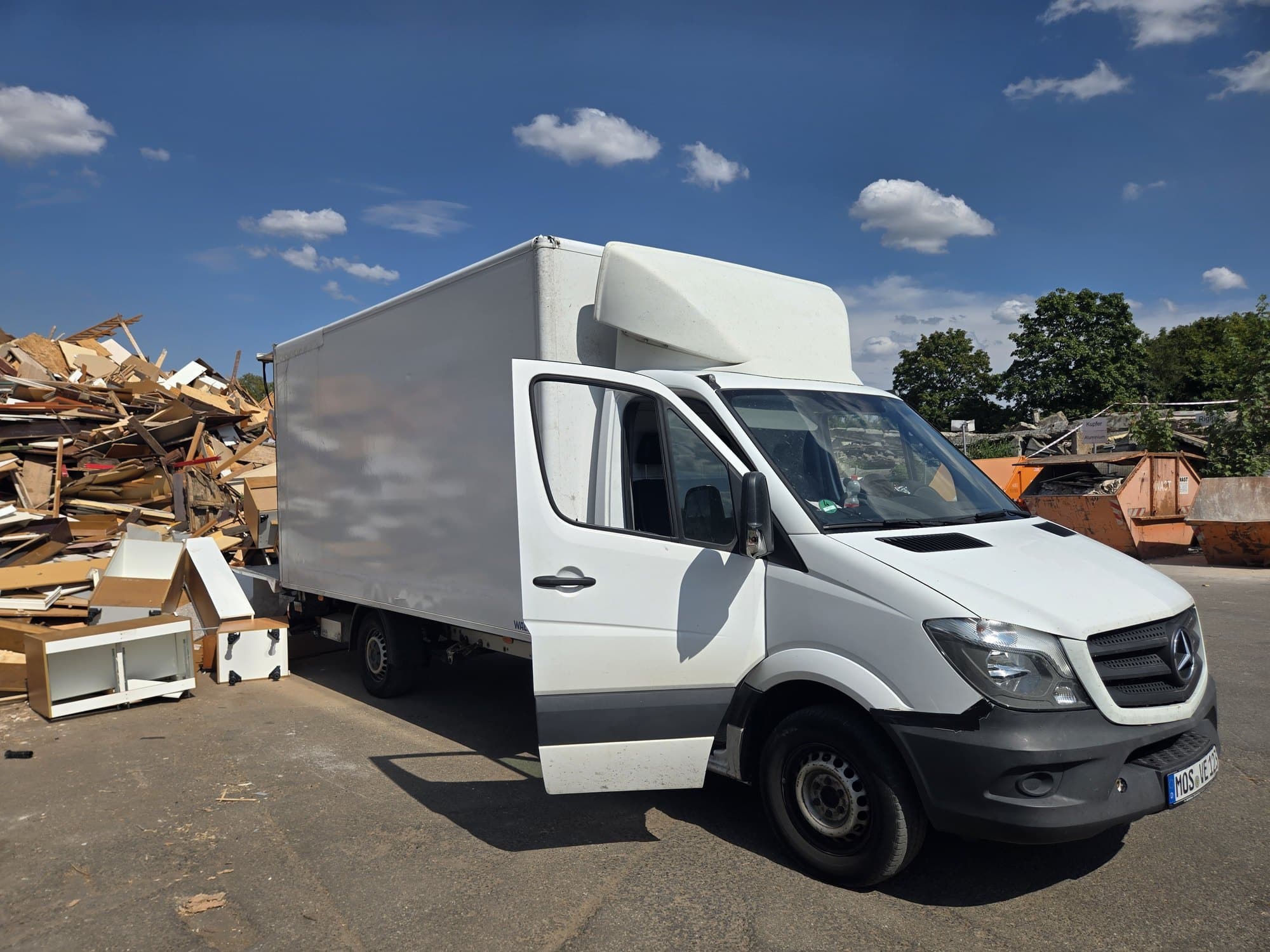 Beladener Kofferwagen von Umzugflex24 bei der Anlieferung auf der Deponie in Mosbach