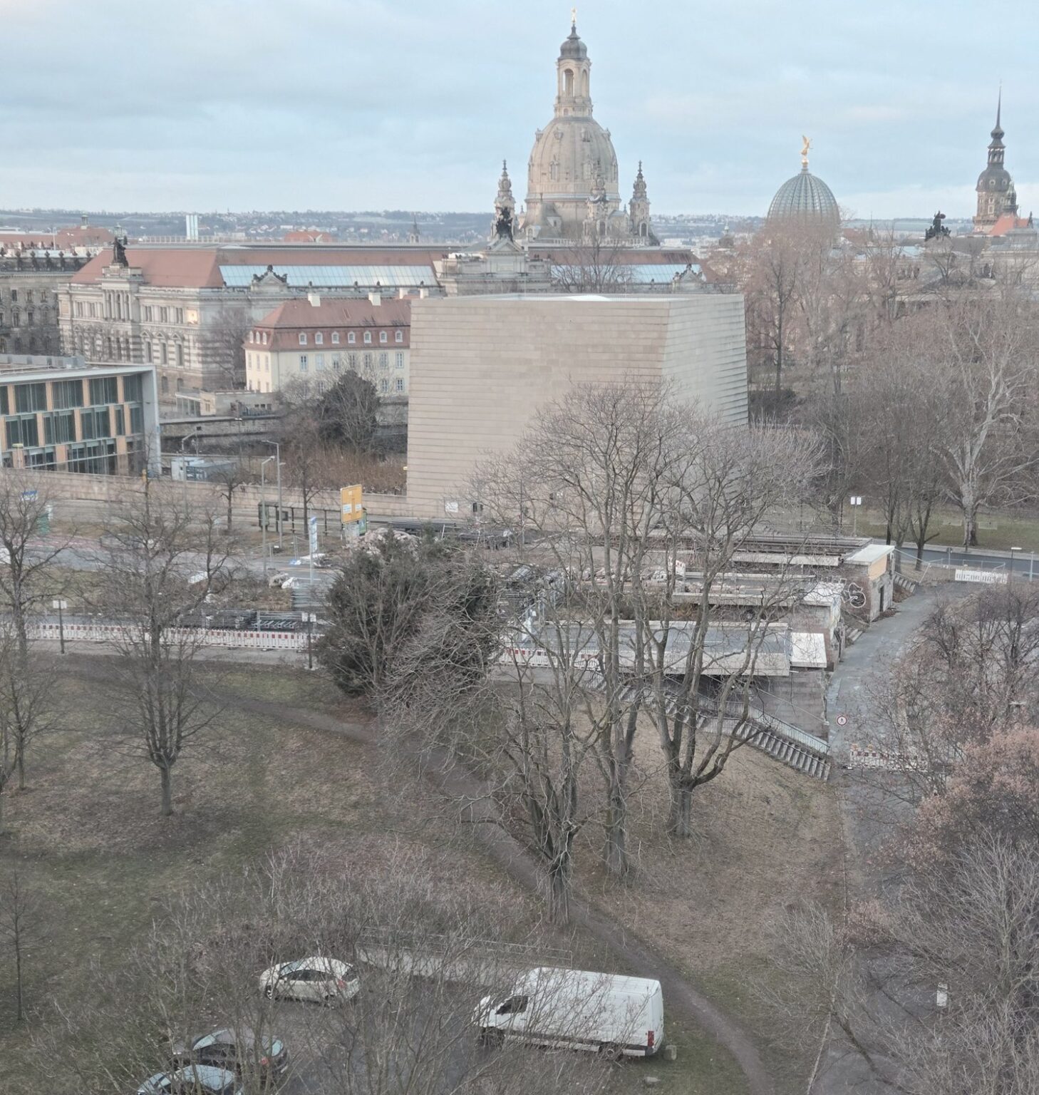 Blick ueber die Dresdner Altstadt mit der Frauenkirche am Zielort eines Fernumzugs