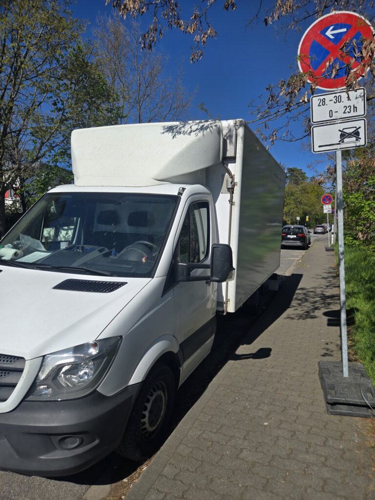 Ergebnis, wenn Sie rechtzeitig eine Halteverbotszone beantragen: Umzugsfahrzeug direkt vor dem Haus, kurzer Trageweg