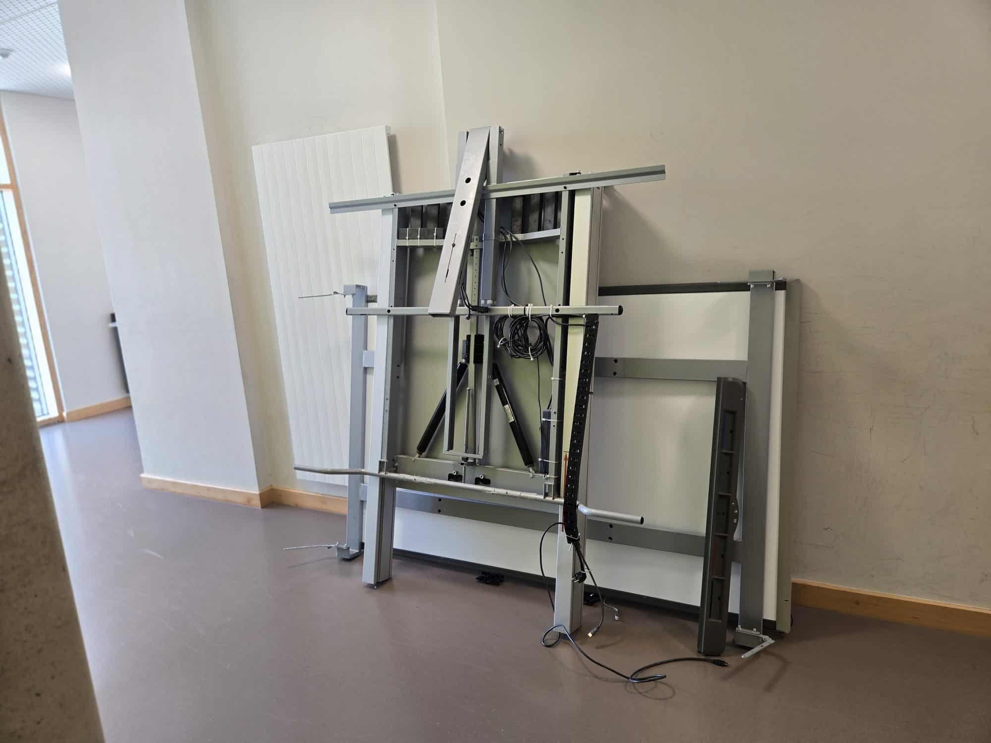 Vollständig zerlegte Pylonentafel mit Gestell, Schiene und Flügeln, bereit zum Abtransport im Schulgang