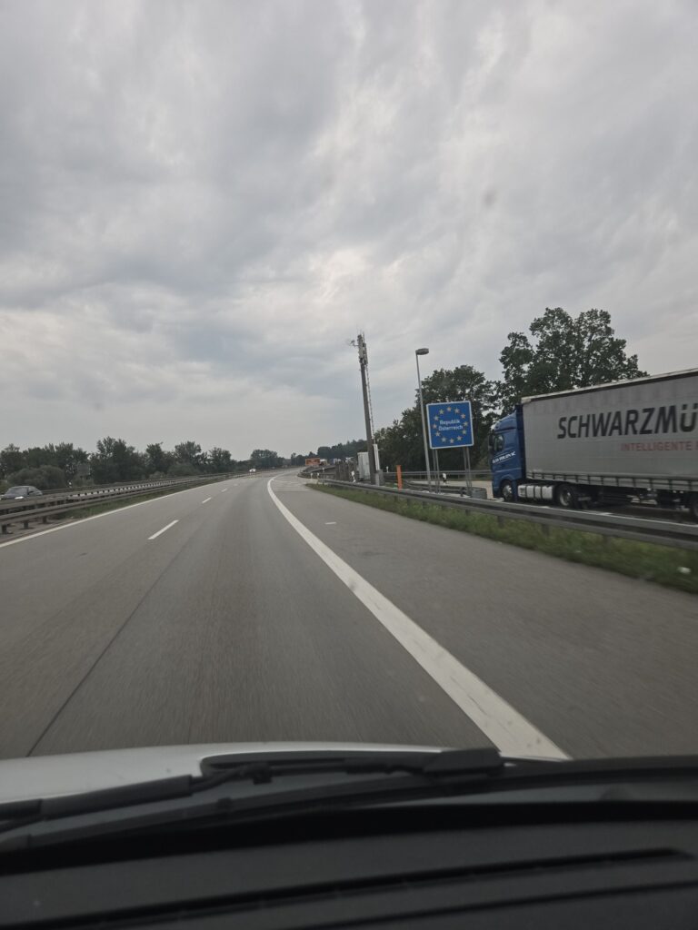 Einreise nach Österreich am Grenzübergang während des Umzugstransports