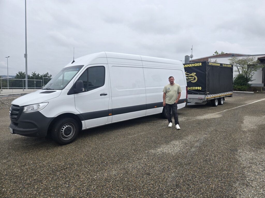 Beladener Sprinter mit Anhänger eines deutschlandweit fahrenden Umzugsunternehmens vor der Abfahrt