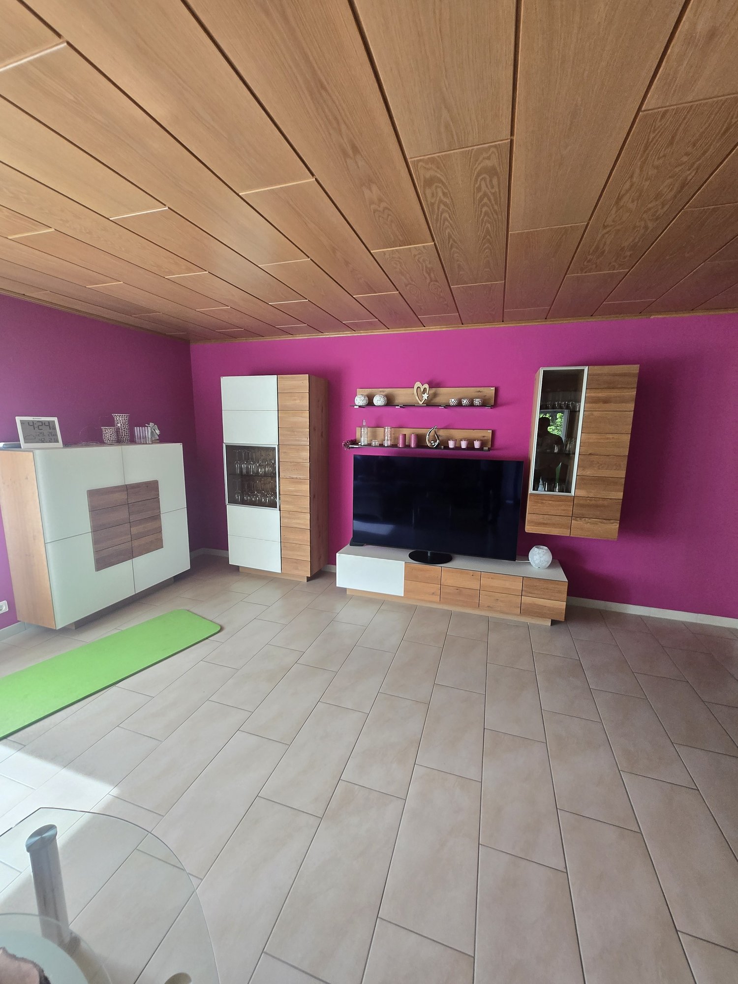Wohnzimmer mit Wohnwand und Sideboard vor dem Umzug, noch komplett eingerichtet